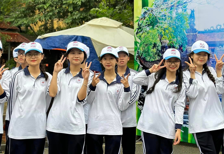 Học sinh Trường THPT Sóc Sơn luyện tập các tiết mục biểu diễn để cổ vũ Việt Thành. Học sinh Trường THPT Sóc Sơn luyện tập các tiết mục biểu diễn để cổ vũ Việt Thành.