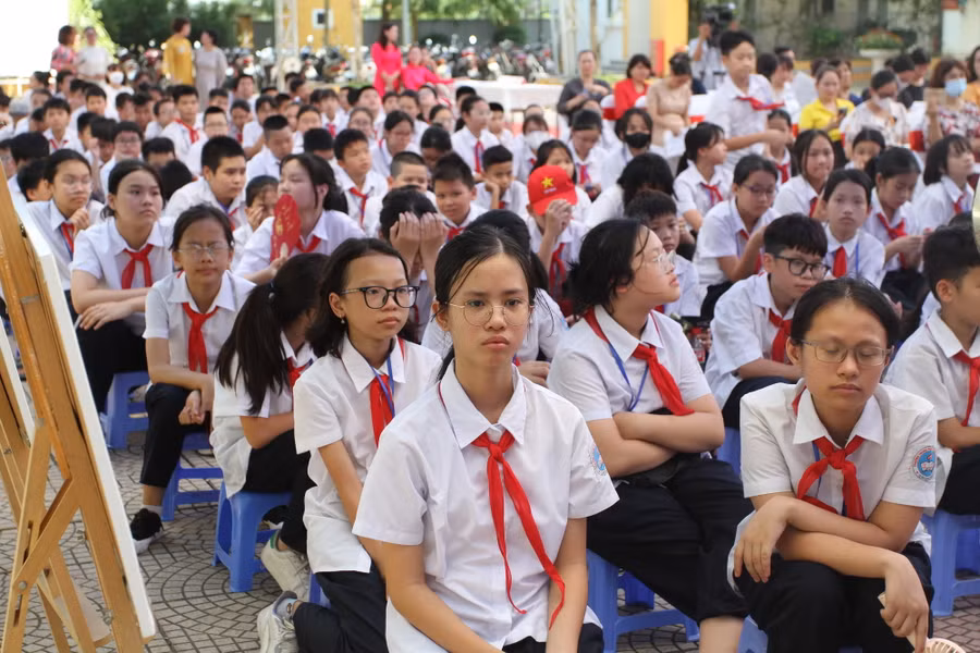 Học sinh Trường THCS Thanh Trì (quận Hoàng Mai) trong lễ khai mạc và phát động Tuần lễ hưởng ứng học tập suốt đời năm 2023.
