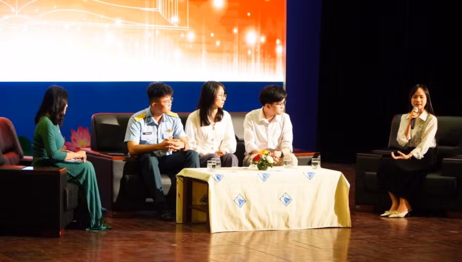 Các thủ khoa giao lưu cùng học sinh Trường THPT chuyên Hà Nội - Amsterdam.