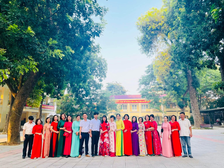 Việt Thành chụp ảnh cùng các thầy cô trường THPT Sóc Sơn trước trận chung kết. Việt Thành chụp ảnh cùng các thầy cô trường THPT Sóc Sơn trước trận chung kết.