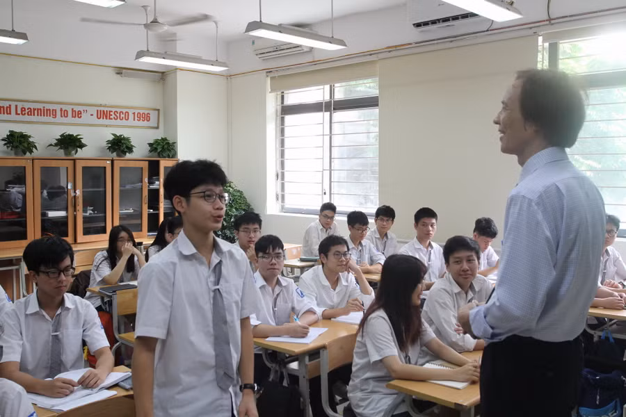 Thầy giáo Bùi Văn Phúc giảng bài cho học sinh.