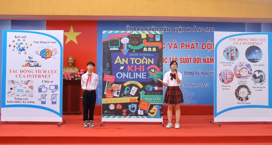 Học sinh quận Hoàng Mai biểu diễn tiểu phẩm chào mừng lễ phát động.