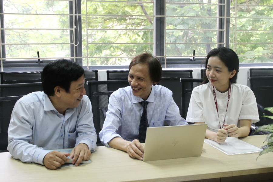 Thầy Bùi Văn Phúc và các đồng nghiệp.