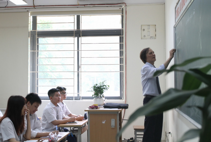 Những bài dạy của thầy Bùi Văn Phúc luôn cuốn hút học sinh.