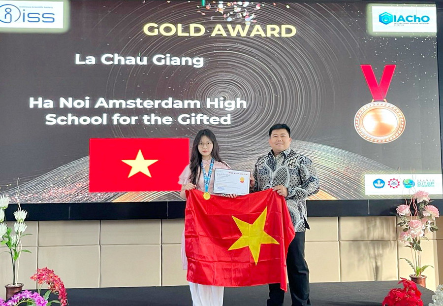 Ban tổ chức trao huy chương Vàng cho học sinh Lã Châu Giang. Ban tổ chức trao huy chương Vàng cho học sinh Lã Châu Giang.