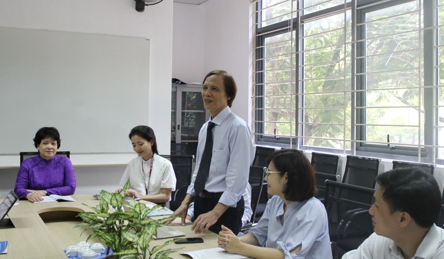 Thầy Bùi Văn Phúc trao đổi chuyên môn cùng đồng nghiệp.