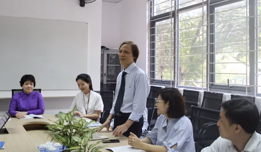 Thầy Bùi Văn Phúc trao đổi chuyên môn cùng đồng nghiệp.