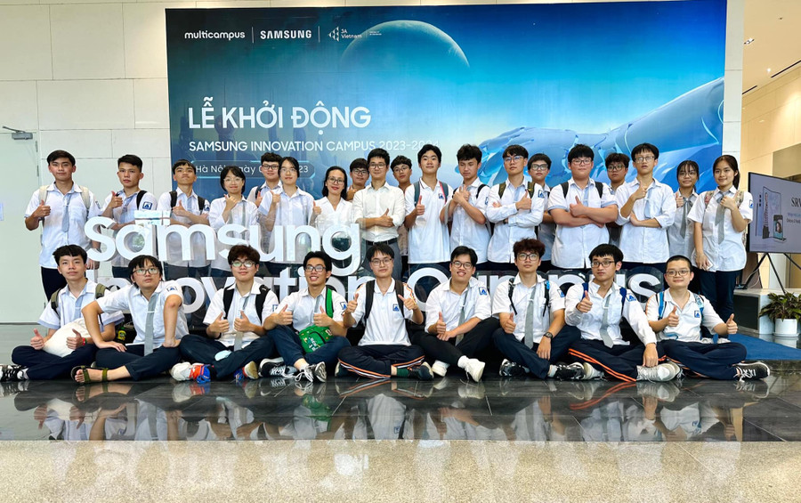 Học sinh Trường THPT chuyên Hà Nội - Amsterdam dự chương trình. Học sinh Trường THPT chuyên Hà Nội - Amsterdam dự chương trình.