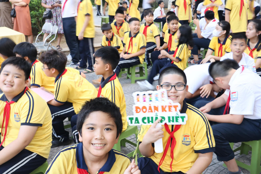 Các cổ động viên nhí trường THCS Khương Thượng.