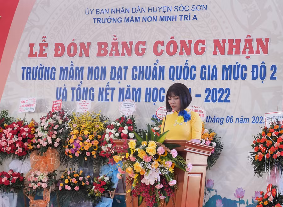 Cô Lê Thị Thắng - Hiệu trưởng trường Mầm non Minh Trí A báo cáo tại buổi lễ.