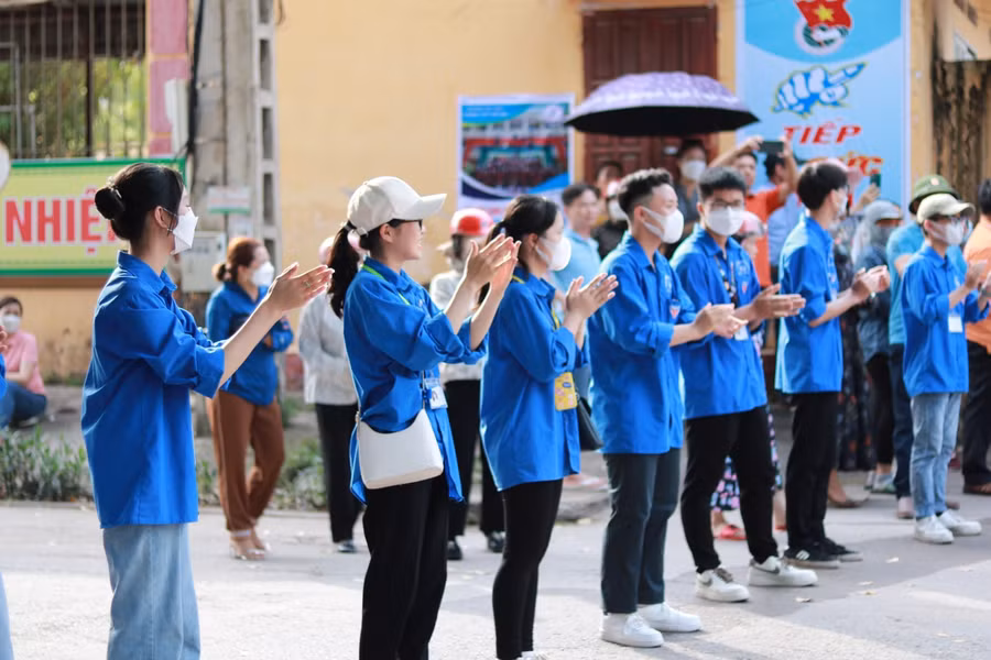 Thanh niên tình nguyện động viên và chúc mừng thí sinh dự thi.