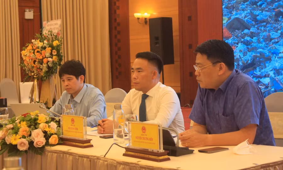 Đại diện Ban tổ chức diễn đàn trao đổi về giải pháp quản lý chất thải.