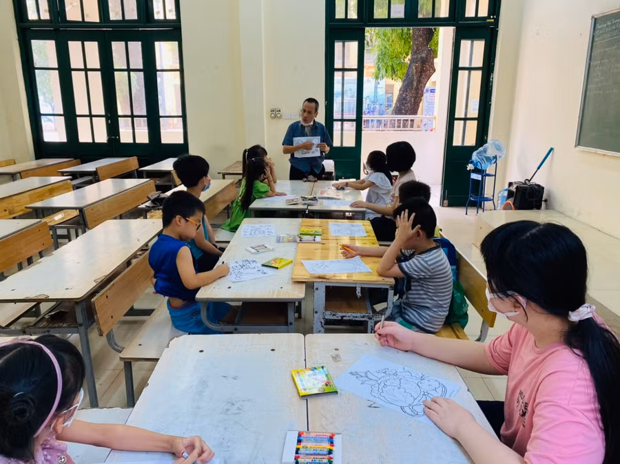 Họa sĩ Nguyễn Anh Tuấn dạy vẽ miễn phí cho học sinh.
