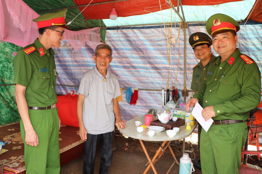 Công an huyện Lục Ngạn thăm hỏi và trao quà hỗ trợ cho người dân bị ảnh hưởng mưa lũ.