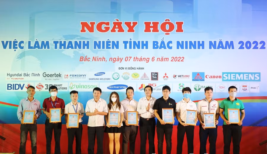 Lãnh đạo Tỉnh Đoàn, Ban Dân vận Tỉnh ủy Bắc Ninh trao chứng nhận cho các doanh nghiệp tham gia Ngày hội.