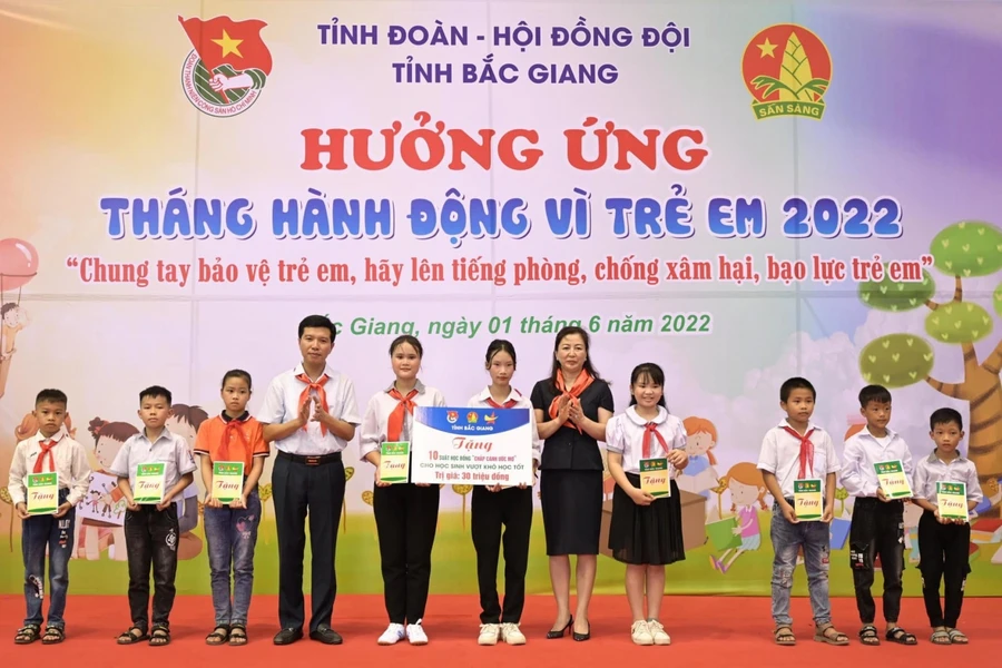 Tặng quà và đồ dùng cho học sinh dịp tháng hành động vì trẻ em. 