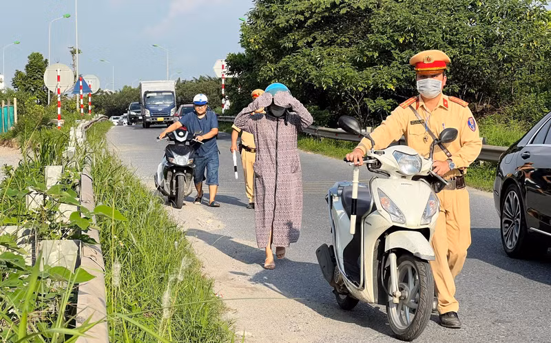 Hình ảnh lực lượng CSGT xử lý các trường hợp vi phạm. 