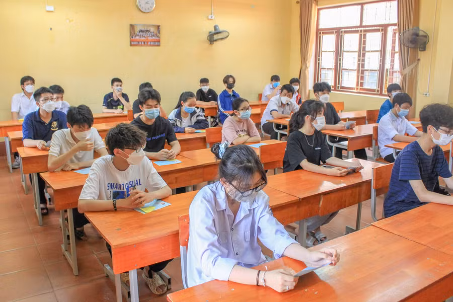 Thí sinh tại điểm thi trường THPT Ngô Sĩ Liên lắng nghe quy chế và thầy cô dặn dò trước ngày thi.