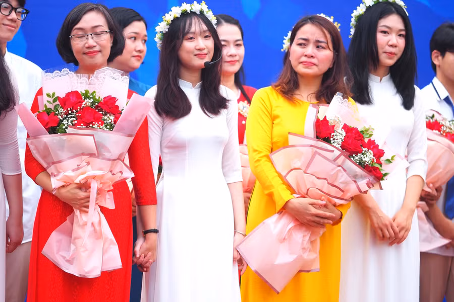 Học sinh lớp 9 gửi đến các thầy cô những lời tri ân và bó hoa tươi thắm trong ngày lễ ra trường.