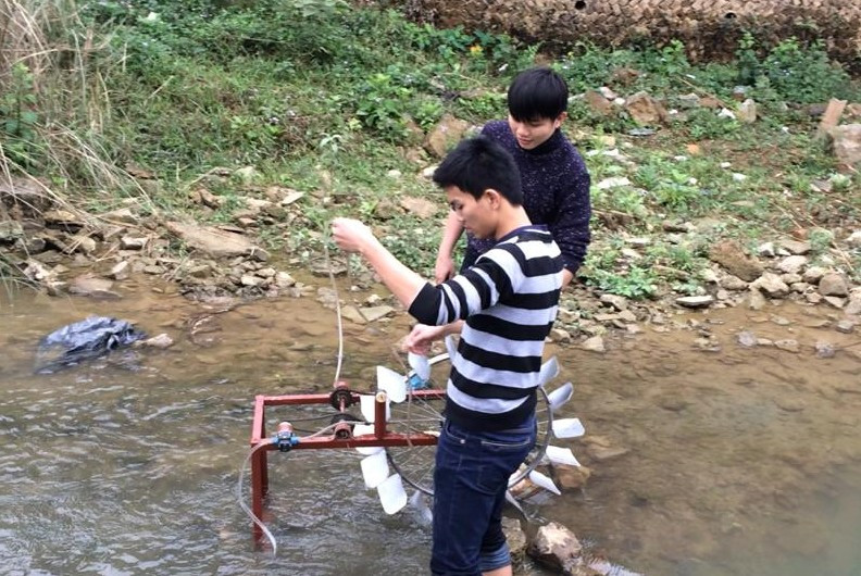 Hùng và Vũ thử nghiệm thiết bị tại hiện trường