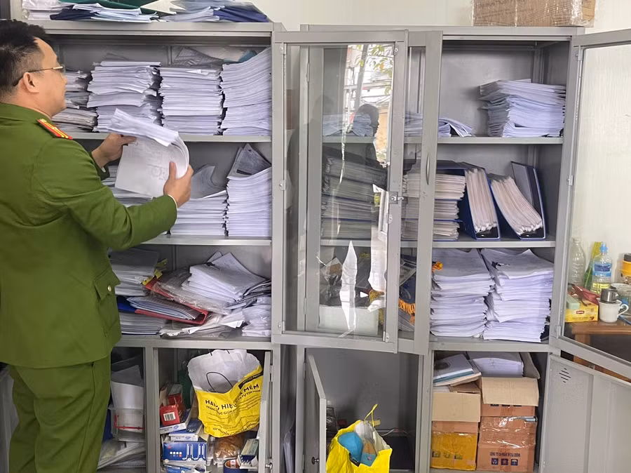 Cơ quan chức năng kiểm tra tài liệu tại Trung tâm đăng kiểm 29 - 15D. 