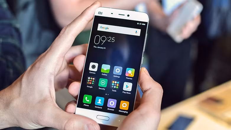 Độ sáng của màn hình điện thoại Xiaomi Mi 5 rực rỡ hơn hẳn so với iPhone 6S.