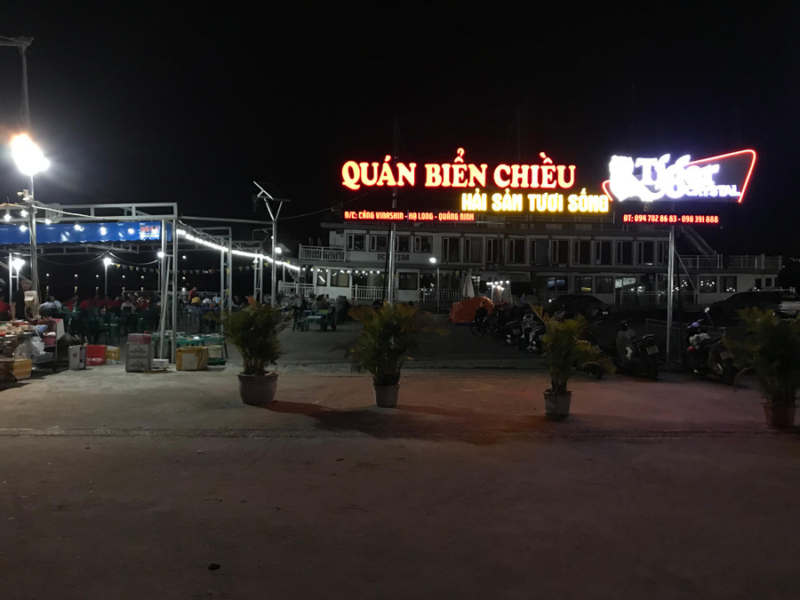 Vào mỗi buổi chiều tối, Cảng Hòn Gai Vinashin luôn tấp nập người đến đây để ăn nhậu. Tiếng cười nói, cụm ly, nhộn nhịp như một khu phố chuyên phục vụ ăn nhậu. Vào mỗi buổi chiều tối, Cảng Hòn Gai Vinashin luôn tấp nập người đến đây để ăn nhậu. Tiếng cười nói, cụm ly, nhộn nhịp như một khu phố chuyên phục vụ ăn nhậu.