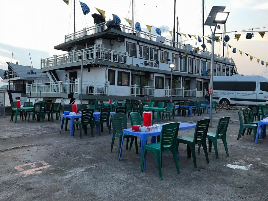 Bàn ghế xếp sẵn trên cảng tàu, bên cạnh là tàu du lịch. Bàn ghế xếp sẵn trên cảng tàu, bên cạnh là tàu du lịch.