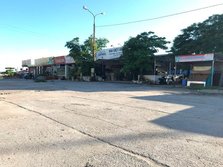 Phía bên trong cảng, hàng loạt các quán bia nằm cạnh nhau. Một số quán được xây dựng kiên cố, một số khác làm tạm bằng mái tôn. Phía bên trong cảng, hàng loạt các quán bia nằm cạnh nhau. Một số quán được xây dựng kiên cố, một số khác làm tạm bằng mái tôn.