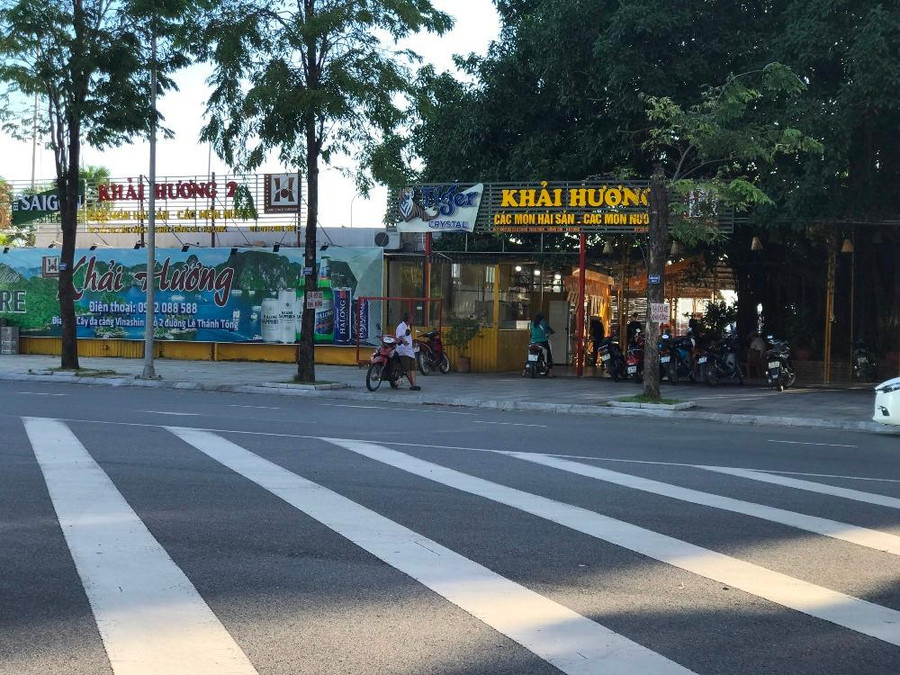Quán bia Khải Hương nằm ở mặt đường chính, đi vào bên trong là cầu cảng. Quán bia Khải Hương nằm ở mặt đường chính, đi vào bên trong là cầu cảng.