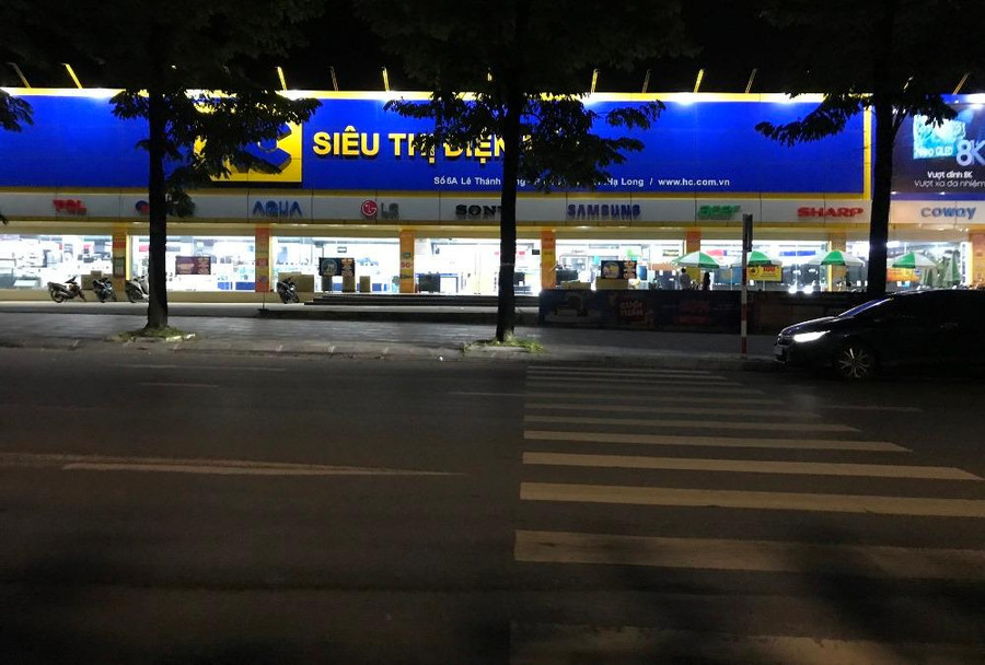 Tuy nhiên, chỉ còn duy nhất hai đơn vị vẫn hoạt động kinh doanh đó là Siêu thị điện máy HC của Công ty TNHH Thương mại VHC và Nhà hàng cơm nhà 1982. Đây là hai công trình trái phép có diện tích lớn nhất.