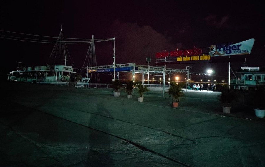 Khu vực quán bia Biển Chiều chỉ còn lại một nhóm người ngồi hóng gió