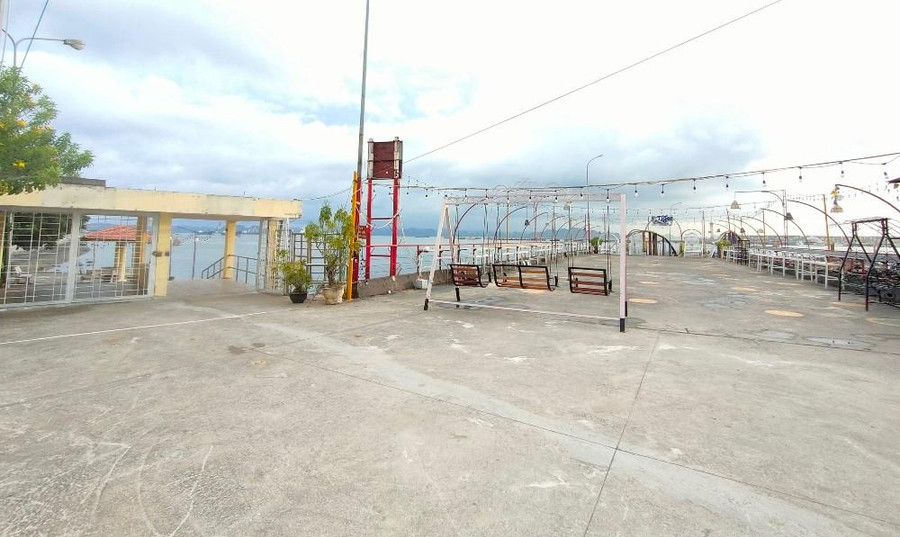 Khu vực cầu cảng, nơi quán bia Khải Hương thuê để kinh doanh cũng không còn cảnh tượng xếp bàn ghế để đón khách.
