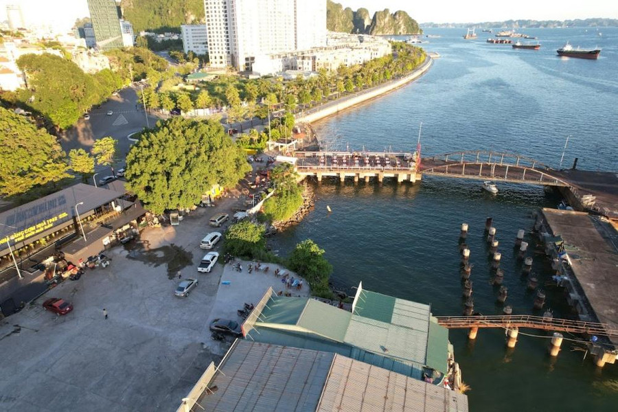 Chính quyền địa phương cho biết, cảng này trước đây của Công ty Tuyển than Hòn Gai. Toàn bộ than trong các mỏ than ở Hà Lầm, Hà Tu, Hà Phong đi theo đường sắt để đổ lên tàu. Năm 2016, Công ty Cảng Hòn Gai Vinashin nhận lại mặt bằng từ Công ty Tuyển than Hòn Gai. Tại mặt bằng này đã có một số hạng mục công trình như toàn bộ sân bê tông, trạm điện và công trình nhà cấp bốn. Sau khi nhận mặt bằng, Công ty Cảng Hòn Gai Vinashin đã xây dựng hàng loạt công trình trái phép như: nhà ga, cầu cảng, trạm điện… để phục vụ làm cảng đón khách du lịch. Tuy nhiên cảng này hoạt động không hiệu quả và gần như tạm dừng không hoạt động. Sau đó công ty này cho một số đơn vị cá nhân thuê lại các công trình để kinh doanh. Các công trình do Vinashin đầu tư rồi cho thuê để kinh doanh như: Siêu thị điện máy HC của Công ty TNHH Thương mại VHC (VHC), bia Tâm Hưng, bia Biển Chiều, cháo Chã, bia Khải Hương. Đây vốn là nhà ga, cầu cảng… Đây là các công trình xây dựng trái phép được đầu tư bằng vốn ngân sách nhà nước. Đối với cá nhân thuê mặt bằng sau đó xây dựng công trình trái phép gồm có: Nhà hàng cơm nhà 1982 và quán bia Việt Hùng. Chính quyền địa phương cho biết, cảng này trước đây của Công ty Tuyển than Hòn Gai. Toàn bộ than trong các mỏ than ở Hà Lầm, Hà Tu, Hà Phong đi theo đường sắt để đổ lên tàu. Năm 2016, Công ty Cảng Hòn Gai Vinashin nhận lại mặt bằng từ Công ty Tuyển than Hòn Gai. Tại mặt bằng này đã có một số hạng mục công trình như toàn bộ sân bê tông, trạm điện và công trình nhà cấp bốn. Sau khi nhận mặt bằng, Công ty Cảng Hòn Gai Vinashin đã xây dựng hàng loạt công trình trái phép như: nhà ga, cầu cảng, trạm điện… để phục vụ làm cảng đón khách du lịch. Tuy nhiên cảng này hoạt động không hiệu quả và gần như tạm dừng không hoạt động. Sau đó công ty này cho một số đơn vị cá nhân thuê lại các công trình để kinh doanh. Các công trình do Vinashin đầu tư rồi cho thuê để kinh doanh như: Siêu thị điện máy HC của Công ty TNHH Thương mại VHC (VHC), bia Tâm Hưng, bia Biển Chiều, cháo Chã, bia Khải Hương. Đây vốn là nhà ga, cầu cảng… Đây là các công trình xây dựng trái phép được đầu tư bằng vốn ngân sách nhà nước. Đối với cá nhân thuê mặt bằng sau đó xây dựng công trình trái phép gồm có: Nhà hàng cơm nhà 1982 và quán bia Việt Hùng.