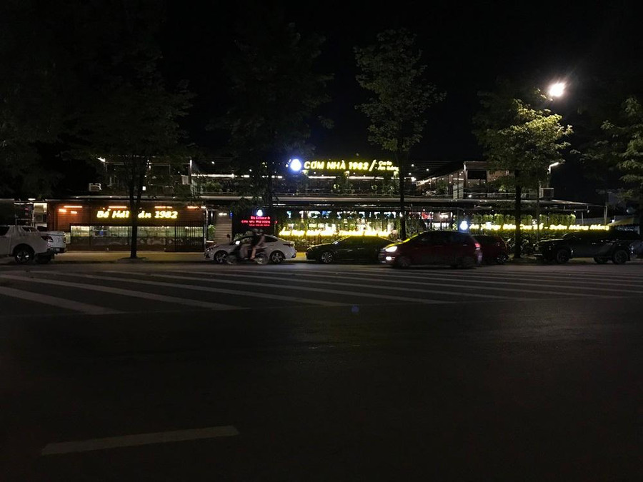 Ông Cường cũng cho biết, các công trình do Vinashin đầu tư rồi cho thuê để kinh doanh phường đã lập hồ sơ để báo cáo thành phố ban hành xử phạt về việc cho thuê đất sai so với quy định. “Đây vốn là nhà ga, cầu cảng… được đầu tư bằng vốn ngân sách nhà nước. Nếu cưỡng chế sau này họ không quyết toán được nguồn vốn này. Phường sẽ báo cáo lên thành phố và tỉnh để có hướng xử lý”, ông Cường nói. Theo ông Cường, với các trường hợp là cá nhân thuê đất rồi xây dựng công trình như: Nhà hàng cơm nhà 1982 và quán bia Việt Hùng, UBND phường đã lập hồ sơ báo cáo UBND thành phố ban hành quyết định xử phạt vi phạm hành chính. Trong thời gian này đang đôn đốc để các hộ kinh doanh chấp hành quyết định. Trong quyết định gồm có phạt hành chính và khắc phục hậu quả bằng cách tự tháo dỡ công trình. Khi ban hành quyết định phạt và phường đôn đốc lần 1, lần 2 và lần 3. Nếu không chấp hành nộp tiền phạt, không chấp hành việc tháo dỡ thì sẽ báo cáo UBND thành phố để ban hành quyết định cưỡng chế. Ông Cường cũng cho biết, các công trình do Vinashin đầu tư rồi cho thuê để kinh doanh phường đã lập hồ sơ để báo cáo thành phố ban hành xử phạt về việc cho thuê đất sai so với quy định. “Đây vốn là nhà ga, cầu cảng… được đầu tư bằng vốn ngân sách nhà nước. Nếu cưỡng chế sau này họ không quyết toán được nguồn vốn này. Phường sẽ báo cáo lên thành phố và tỉnh để có hướng xử lý”, ông Cường nói. Theo ông Cường, với các trường hợp là cá nhân thuê đất rồi xây dựng công trình như: Nhà hàng cơm nhà 1982 và quán bia Việt Hùng, UBND phường đã lập hồ sơ báo cáo UBND thành phố ban hành quyết định xử phạt vi phạm hành chính. Trong thời gian này đang đôn đốc để các hộ kinh doanh chấp hành quyết định. Trong quyết định gồm có phạt hành chính và khắc phục hậu quả bằng cách tự tháo dỡ công trình. Khi ban hành quyết định phạt và phường đôn đốc lần 1, lần 2 và lần 3. Nếu không chấp hành nộp tiền phạt, không chấp hành việc tháo dỡ thì sẽ báo cáo UBND thành phố để ban hành quyết định cưỡng chế.