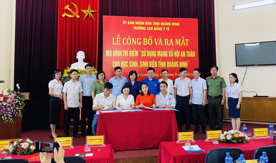 Đại diện nhà trường và học sinh, sinh viên ký cam kết triển khai thực hiện thí điểm mô hình.