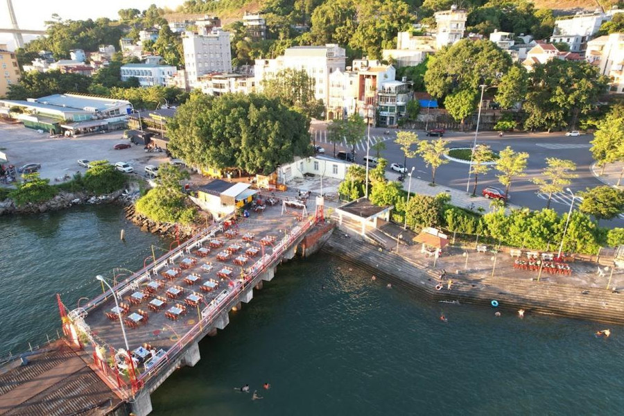 Riêng khu vực cầu tàu của cảng, quán bia Khải Hương xếp hàng chục bàn nhậu phục vụ khách. Quán này đã tự ý mắc đèn ở cầu tàu, kê bàn ghế cho khách nhậu ngay lối kiểm soát ra, vào. Riêng khu vực cầu tàu của cảng, quán bia Khải Hương xếp hàng chục bàn nhậu phục vụ khách. Quán này đã tự ý mắc đèn ở cầu tàu, kê bàn ghế cho khách nhậu ngay lối kiểm soát ra, vào.