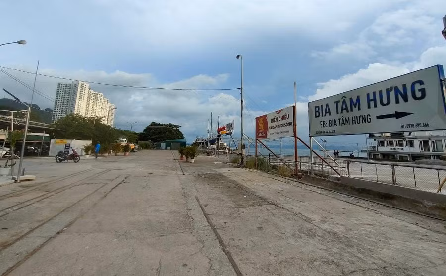 Theo chính quyền địa phương, trong ngày 16/9 đã có nhiều hộ kinh doanh bàn giao lại mặt bằng. Theo chính quyền địa phương, trong ngày 16/9 đã có nhiều hộ kinh doanh bàn giao lại mặt bằng.