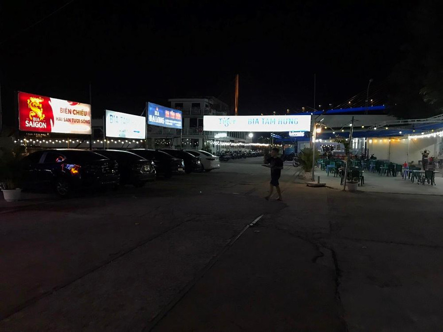 Tại khu vực bên trong bãi của cảng, xe ô tô, xe máy đỗ kín mít. Tại khu vực bên trong bãi của cảng, xe ô tô, xe máy đỗ kín mít.