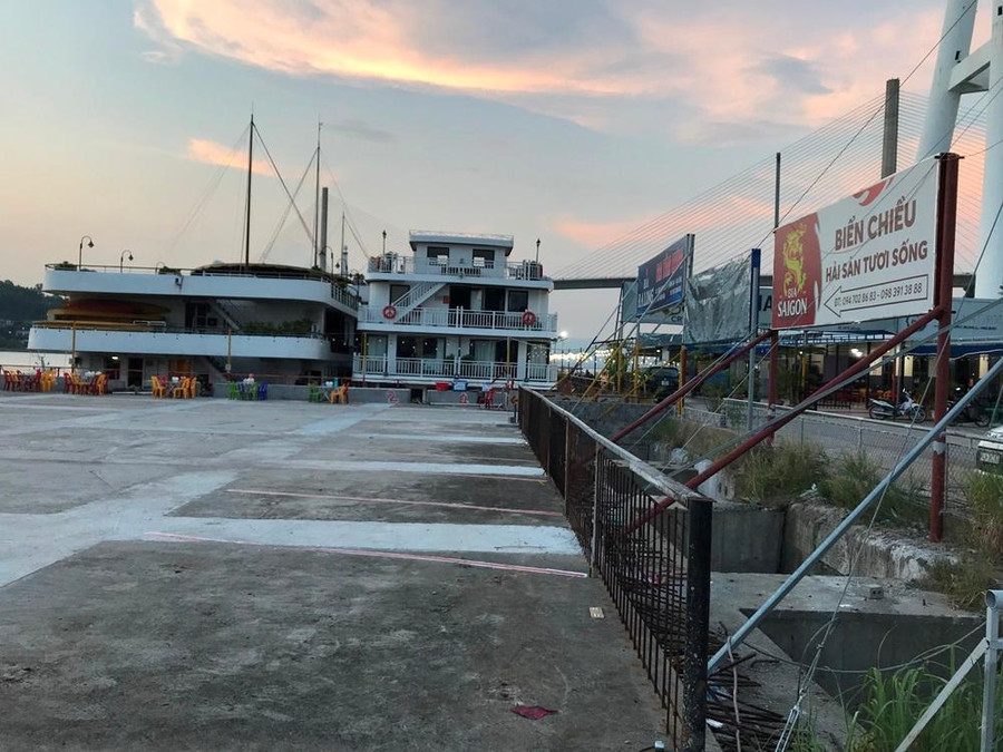 Tại đây cũng có nhiều tàu du lịch neo đậu. Tuy nhiên xung quanh la liệt các quán nhậu. Cảnh tượng các quán nhậu, nhà hàng hoạt động lộn xộn khiến cảng tàu rơi vào cảnh nhếch nhác, làm mất mỹ quan đô thị, phá vỡ quy hoạch của thành phố du lịch biển Hạ Long. Tại đây cũng có nhiều tàu du lịch neo đậu. Tuy nhiên xung quanh la liệt các quán nhậu. Cảnh tượng các quán nhậu, nhà hàng hoạt động lộn xộn khiến cảng tàu rơi vào cảnh nhếch nhác, làm mất mỹ quan đô thị, phá vỡ quy hoạch của thành phố du lịch biển Hạ Long.