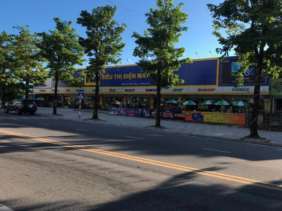 Phần ngoài mặt đường của cảng dài hơn 200m có ba đơn vị thuê để kinh doanh là Nhà hàng cơm nhà 1982, quán bia Khải Hương, Siêu thị điện máy HC. Đây là ba đơn vị có diện tích công trình trái phép lớn nhất. Phần ngoài mặt đường của cảng dài hơn 200m có ba đơn vị thuê để kinh doanh là Nhà hàng cơm nhà 1982, quán bia Khải Hương, Siêu thị điện máy HC. Đây là ba đơn vị có diện tích công trình trái phép lớn nhất.