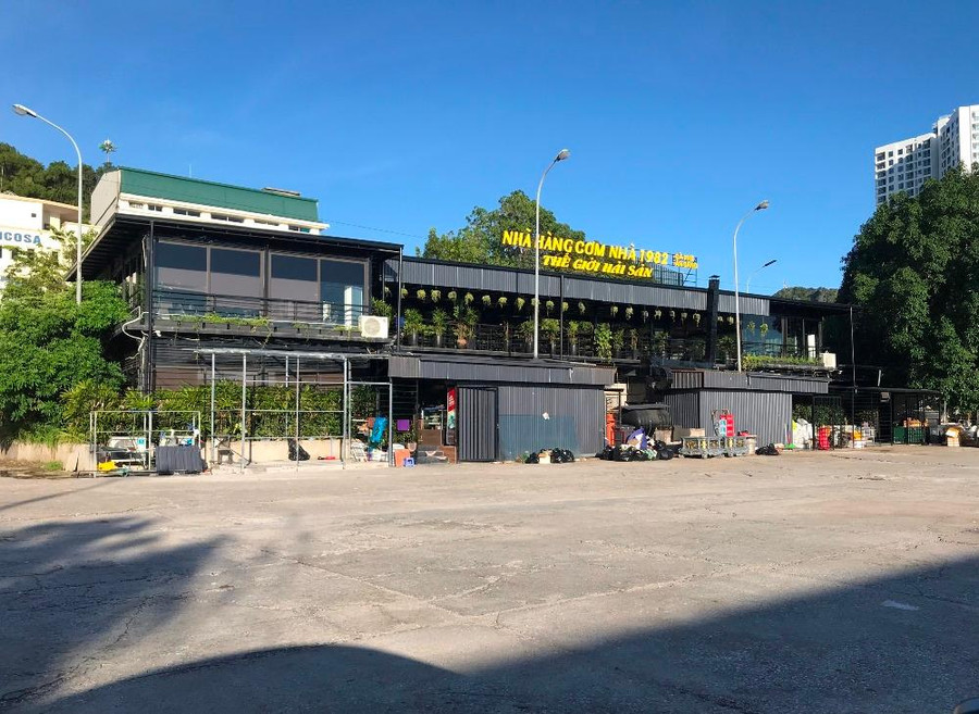 Nhà hàng cơm nhà 1982 rộng hàng trăm m2, được làm hai tầng. Đây là công trình trái phép được xây dựng từ đầu năm 2021. Nhà hàng cơm nhà 1982 rộng hàng trăm m2, được làm hai tầng. Đây là công trình trái phép được xây dựng từ đầu năm 2021.