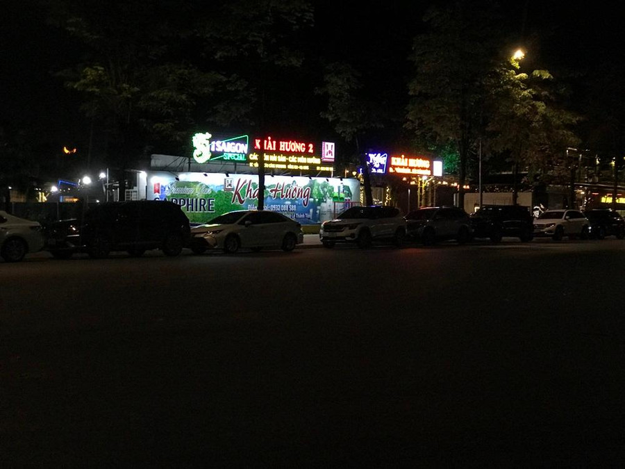 Ngày 9/9, báo Giáo dục và Thời đại đã phản ánh tình trạng trên. Tuy nhiên theo ghi nhận của phóng viên, hoạt động kinh doanh ăn nhậu tại đây vẫn nhộn nhịp, dường như chưa có sự can thiệp của cơ quan chức năng. Trước đó, ông Nguyễn Xuân Cường, Phó Chủ tịch UBND phường Hồng Gai cho biết, sẽ kiến nghị các đơn vị cấp phép kinh doanh, kiểm tra lại việc cấp phép có đúng quy định không. “Đối với hoạt động kinh doanh, UBND phường cũng đã ban hành các thông báo đối với bên cho thuê là phía vinashin phải chấm dứt hợp đồng. Thứ hai là thông báo với các hộ kinh doanh phải dừng việc kinh doanh đấy. Các trường hợp trên kinh doanh ở địa điểm không đúng với quy định của luật đất đai thì sẽ kiến nghị để thu hồi giấy phép kinh doanh. Khi đã thu hồi được giấy phép kinh doanh thì lúc đó mới có hồ sơ lập về vấn đề kinh doanh đó”, ông Cường nói. Ngày 9/9, báo Giáo dục và Thời đại đã phản ánh tình trạng trên. Tuy nhiên theo ghi nhận của phóng viên, hoạt động kinh doanh ăn nhậu tại đây vẫn nhộn nhịp, dường như chưa có sự can thiệp của cơ quan chức năng. Trước đó, ông Nguyễn Xuân Cường, Phó Chủ tịch UBND phường Hồng Gai cho biết, sẽ kiến nghị các đơn vị cấp phép kinh doanh, kiểm tra lại việc cấp phép có đúng quy định không. “Đối với hoạt động kinh doanh, UBND phường cũng đã ban hành các thông báo đối với bên cho thuê là phía vinashin phải chấm dứt hợp đồng. Thứ hai là thông báo với các hộ kinh doanh phải dừng việc kinh doanh đấy. Các trường hợp trên kinh doanh ở địa điểm không đúng với quy định của luật đất đai thì sẽ kiến nghị để thu hồi giấy phép kinh doanh. Khi đã thu hồi được giấy phép kinh doanh thì lúc đó mới có hồ sơ lập về vấn đề kinh doanh đó”, ông Cường nói.