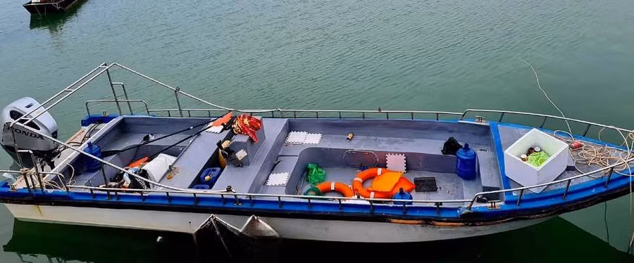 Chiếc xuồng cao tốc, Sơn dùng để chở nhóm 12 du khách ra hòn Bồ Cát. Chiếc xuồng cao tốc, Sơn dùng để chở nhóm 12 du khách ra hòn Bồ Cát.