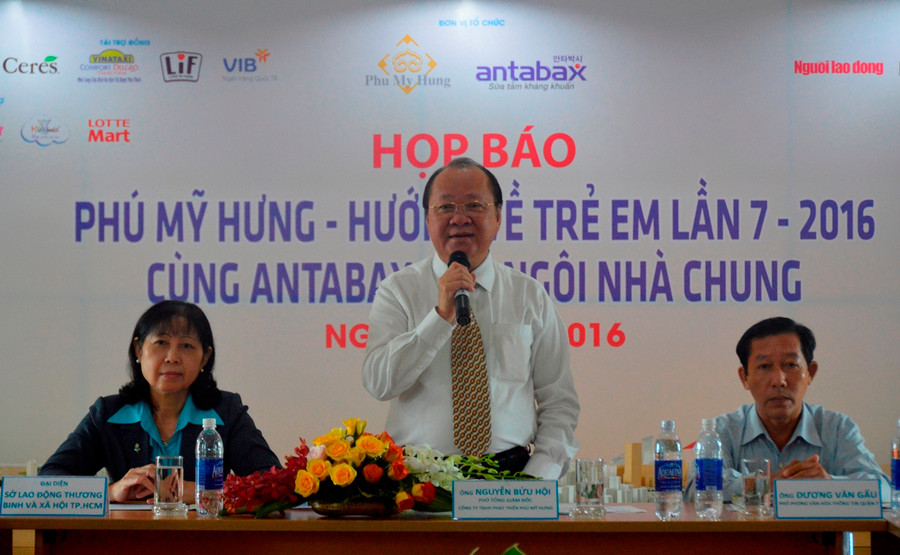 Đại diện Ban Tổ chức chia sẻ thông tin của chương trình