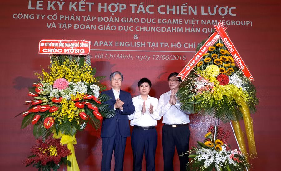 Ông Ngũ Duy Anh – Vụ trưởng Vụ Công tác HSSV (Bộ GD&ĐT) tặng hoa chúc mừng hai tập đoàn