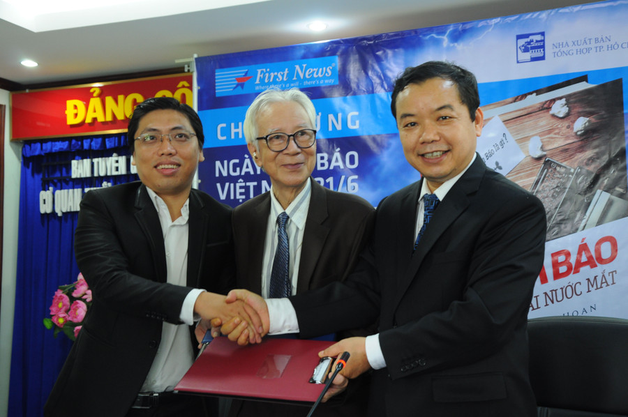 Đại diện Tiki, tác giả Lê Khắc Hoan và First News ký hợp tác chiến lược phát hành độc quyền cuốn “Làm báo - Mực mài nước mắt” Đại diện Tiki, tác giả Lê Khắc Hoan và First News ký hợp tác chiến lược phát hành độc quyền cuốn “Làm báo - Mực mài nước mắt”
