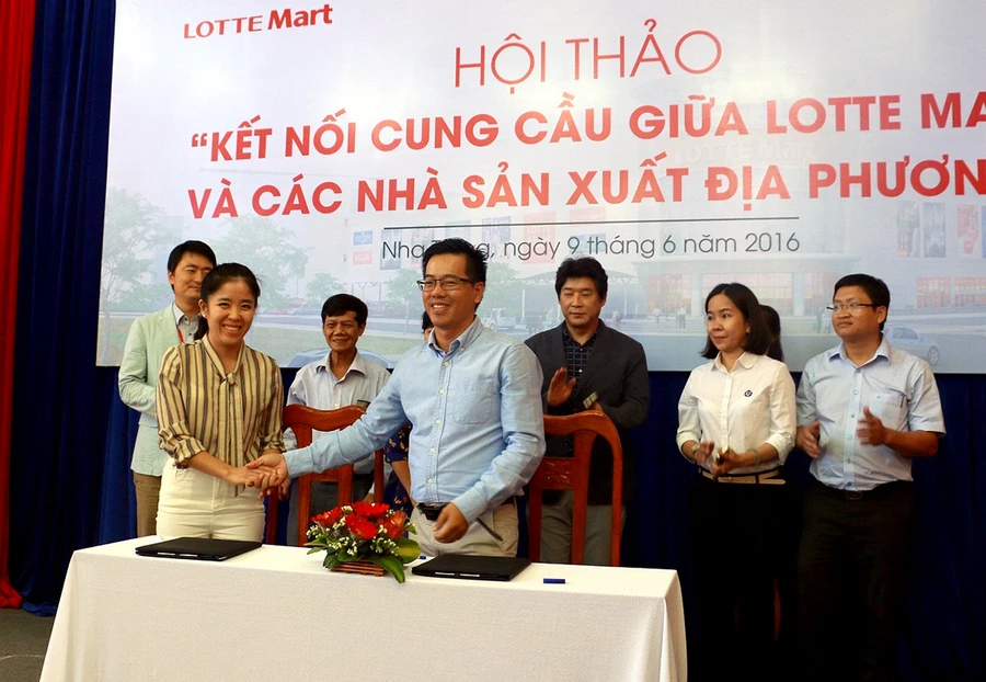 Đại diện LOTTE Mart ký kết văn bản hợp tác với Công ty TNHH MTV Sản xuất - Thương mại và Dịch vụ Trần Gia