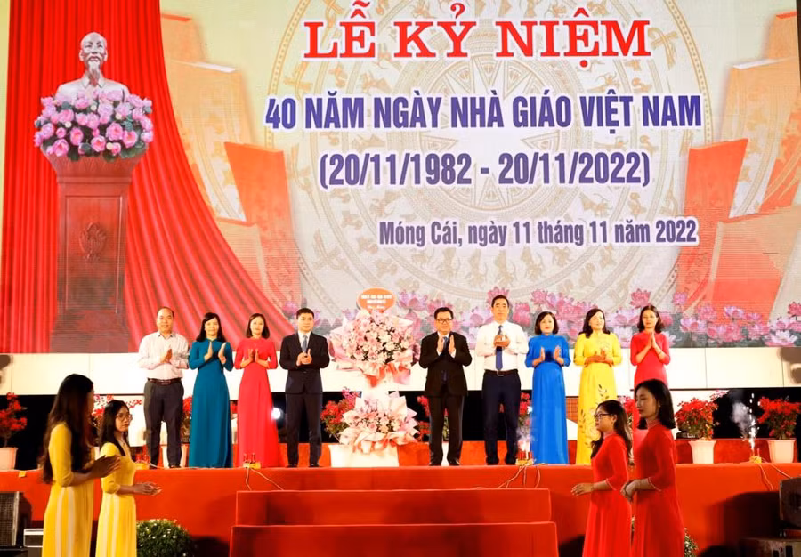 Lãnh đạo thành phố Móng Cái tặng hoa chúc mừng ngành Giáo dục Móng Cái.