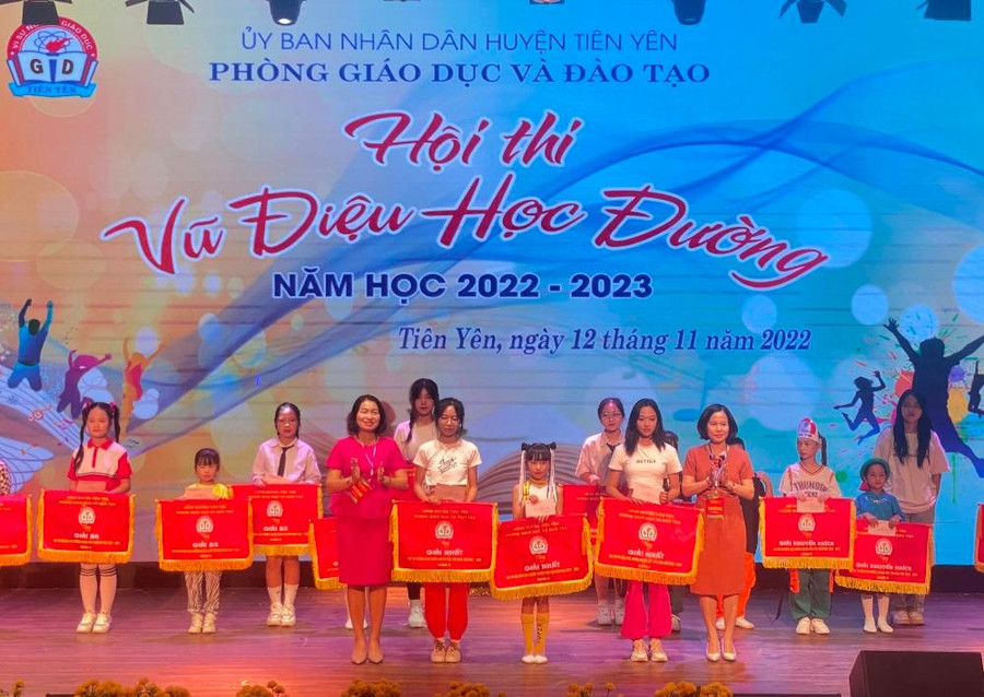 Ban tổ chức trao 3 giải nhất cho ba đội thi. Ban tổ chức trao 3 giải nhất cho ba đội thi.